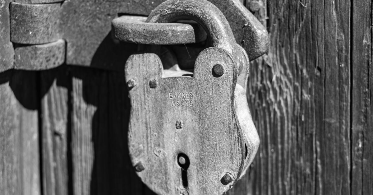 How to Avoid Locksmith Scams in Queens: 7 Red Flags — Woodhaven Locksmiths